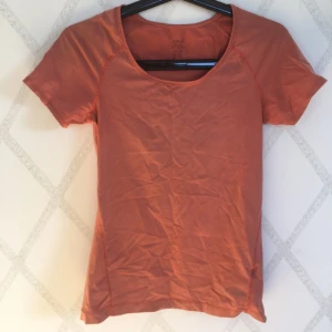  - Sporttopp från Casall. Använt skick. Frakt tillkommer.