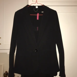  - Snygg kavaj, väldigt enkel svart. Small men funkar också till en medium:)
