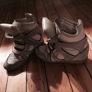  - Säljer mina underbara Isabel Marants Bekett sneakers i beige/svart. Använda men i bra skick. 