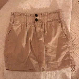  - Söt kjol från bra italiensk kedja! Fin till bruna ben😊🌴