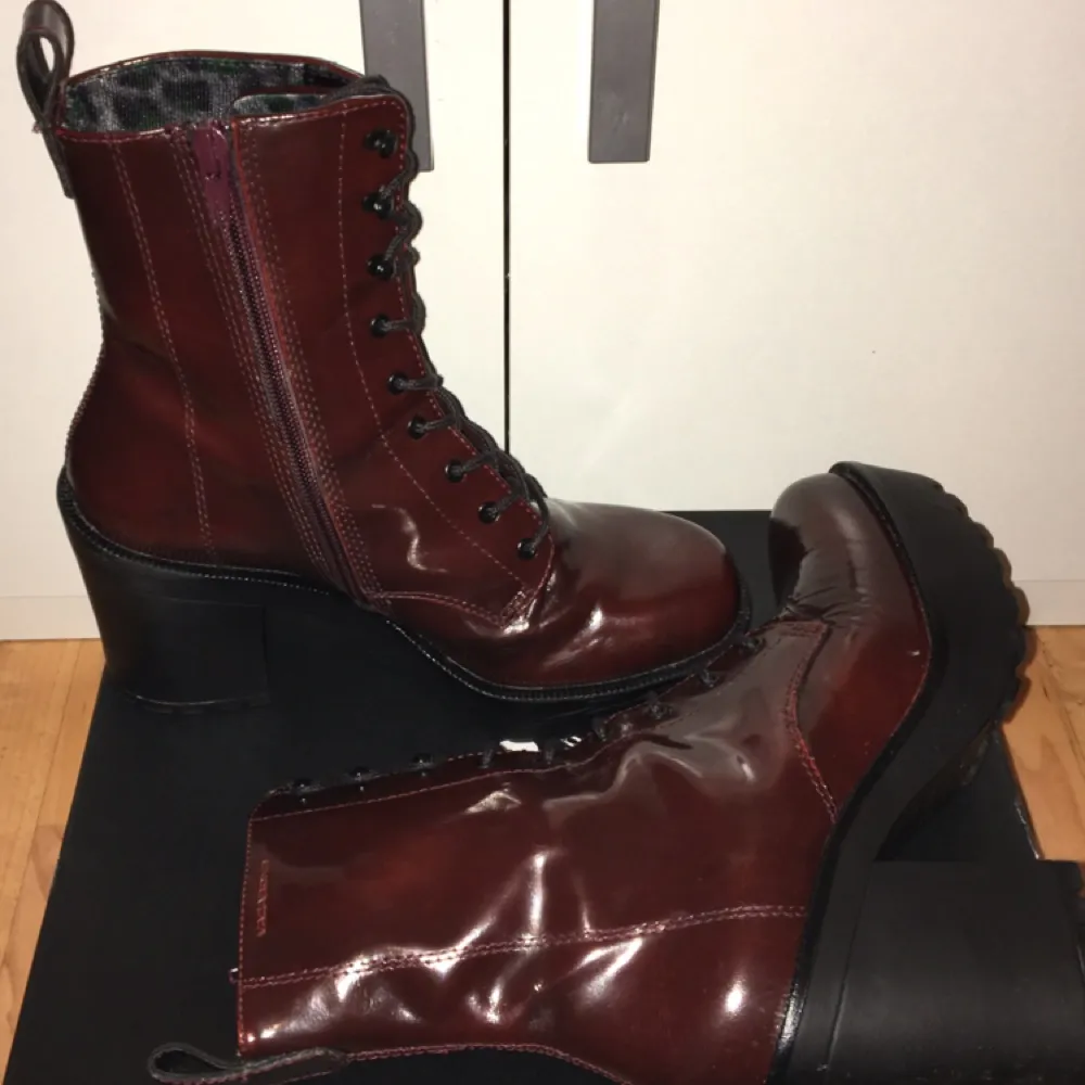 Burgundy boots från Vagabond, endast använda en gång inomhus, skitsnygga och nice i vilken årstid som helst, köpta för org. pris 1199kr säljes för 500kr . Skor.