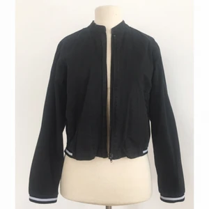  - Jacka med dekorativa avslut.

Märke: Saknas (Vintage).
Storlek: 36/38
Skick: Gott. Sparsamt använd.

Pris: 125 kronor

Frakt: Betalas av köparen.
