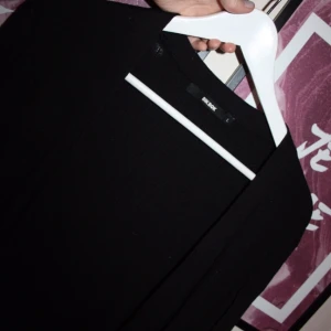  - Helt ny kofta från BikBok. Storlek large, men skulle säga att den är liten i storleken :)

Ribbad och slits längst ner.
Frakt kostar 42kr

Kan mötas i Vallentuna, Täby C eller Vällingby C :)