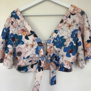 Topp zara.  - Strl M men passar även S. Köparen betalar frakt på 42 kr. 