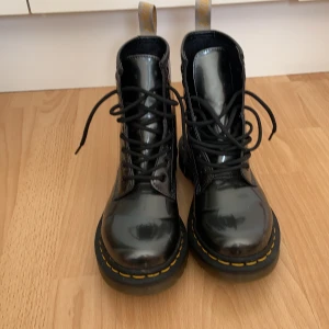 Doc Martens vegan - Svarta metallic kängor i storlek 37. Jag säljer dem då jag har ett par liknande. Har använt dem en gång. Nypris är  ca 1300kr. Köparen betalar frakten.