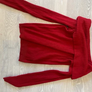 Offshoulder tröja ribbad - Skitsnygg röd ribbad tröja som är offshoulder. Nypris 200. 
