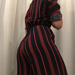 Jumpsuit  - Säljer denna snygga marinblåa och röda junpsuiten från Monki då den tyvärr inte kommer till användning längre💗 Högsta bud om fler är intresserade💖 Frakt tillkommer eller så kan jag mötas upp i Stockholm💘