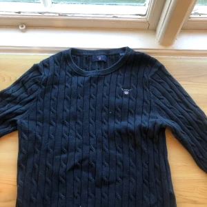 Kabelstickad gant tröja - Mörkblå, köpare står för frakt