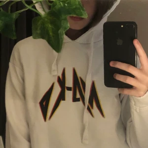 Nakd hoddie - Köpte denna hoodien som aldrig kommit till användning tyvärr då den är super fin. Den är i nyskick och super mysig. Hör av dig om du vill köpa eller är intresserad, stolen M men mer som en S