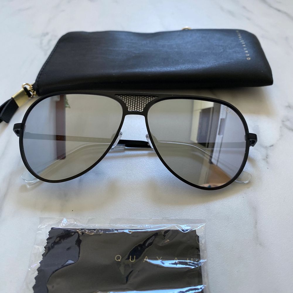 Äkta Solglasögon från Kylie Jenners solglasögon kollektion med Quay Australia. Bara provat på. Modellen: ICONIC  svart med silver spegel linser . Accessoarer.