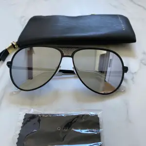 Äkta Solglasögon från Kylie Jenners solglasögon kollektion med Quay Australia. Bara provat på. Modellen: ICONIC  svart med silver spegel linser 