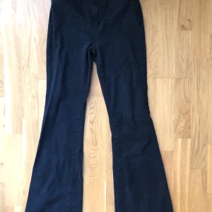 Svarta bootcut - Svarta bootcut från Nelly. Mycket bra skick, använda 1-2 ggr.