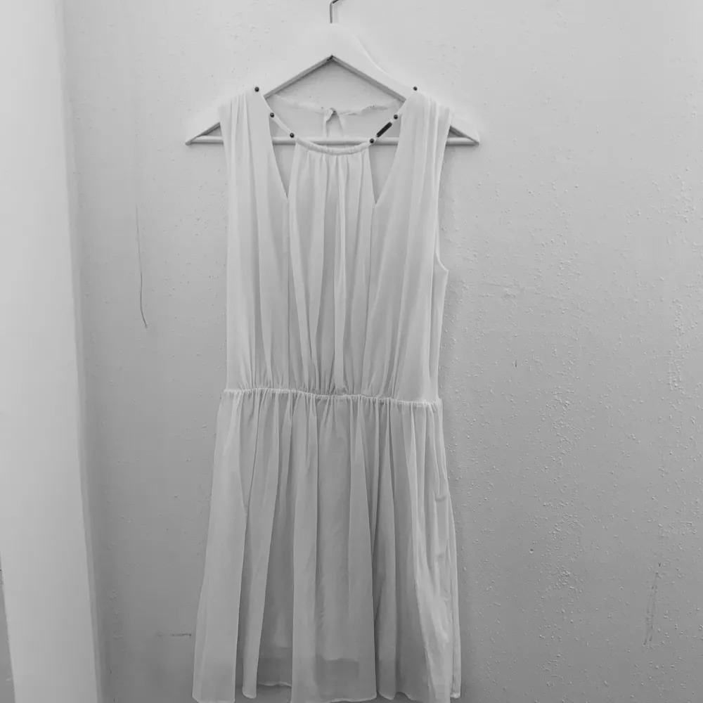 Denna otroligt vackra klänningen har tyvärr blivit en aning för kort på mig. Köpt i USA för ca 600kr. Säljer nu för 200kr. Frakt:30kr. 💓. Klänningar.