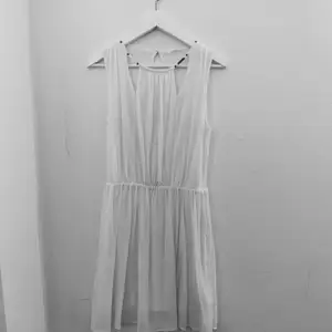 Denna otroligt vackra klänningen har tyvärr blivit en aning för kort på mig. Köpt i USA för ca 600kr. Säljer nu för 200kr. Frakt:30kr. 💓