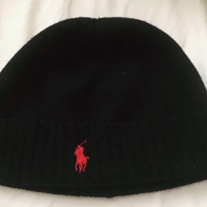 ralph lauren mössa - mörkblå larph lauren mössa. Onesize men passar de flesta huvudformer.