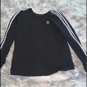 Adidas tröja  - Gott skick. Köpt på jd sports 