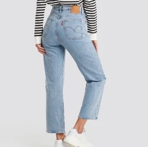 Levis jeans  - säljer mina ribcage straight ankle jeans från Levis av anledningen att jag inte använder dem längre! de har lite slitningar på inre låren (se bild 3), därav det billiga priset, men det går säkert att laga! Utöver det bra skick! Köparen står för frakten🦋
