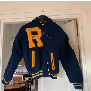 Collage jacka  - Säljer min blå och gula collage jacka i strl S/M . Köparens står för frakten