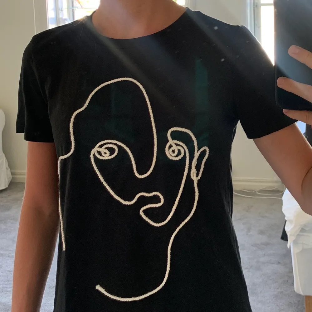 En svart t-shirt från Zara med ett broderat tryck! Köparen står för frakten!!. T-shirts.