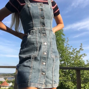 Jeansklänning - Jättefin jeansklänning. Den sitter jätteskönt och är väldigt stretchiga. Använd ett väldigt fåtal gånger:) Köparen står för frakt. Betalas via swish.