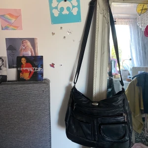 Svart väska  - Säljer denna söta väska, frakt: 66kr💞