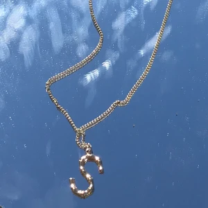 ✨Halsband✨ - Halsband från Ginatricot, i bra skick med några få användningar. 50kr + 11kr frakt✨