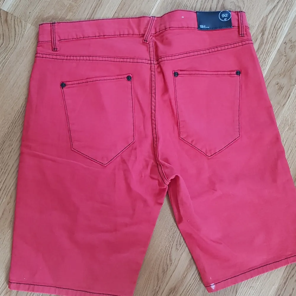 Röda jeans shorts som nya använd 1gång.. Shorts.