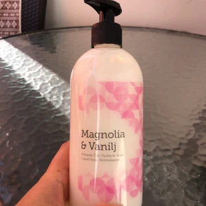 Flyttande hand tvål  - Säljer Magnolia & vanilj.  Det är en Flyttande Tvål, Flyttande Såpe Liquid Soap, Nedtesaippua.  En jätte fräsch hand tvål som jag rekommenderar strakt.  HAR ETT FÅ ANTAL KVAR. Passa på innan de är slut. 