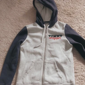 Tommy hilfiger hoddie  - Aldrig använd 