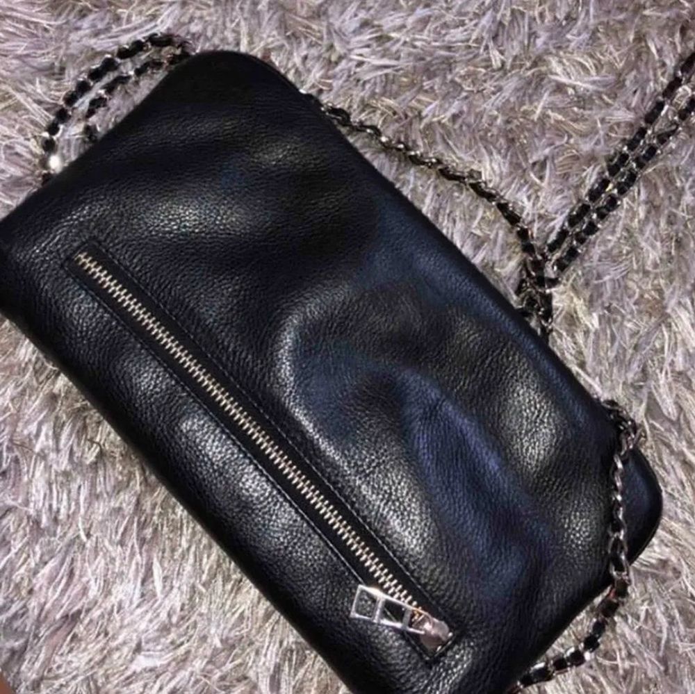 Superfin väska från zadig&voltaire i modellen ”rock”. Originalpris -; ca 3400 kr. Sparsamt använd, köpt av en annan tjej på plick. Väska, dustbag, långt samt kort band medföljer. Skriv för fler bilder🥰 Pris kan diskuteras vid snabb affär!. Väskor.