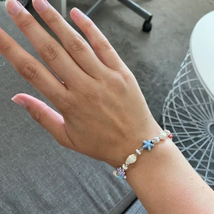 Snäck armband💞🌷 - Säljer detta oanvända snäckarmband som jag köpt i florida. Det funkar som armband eller fotlänk beroende på vad du vill ha💞🌷