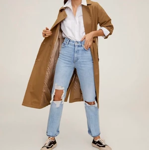 Jeans med hål - Säljer dessa jeans från Mango. Storlek 38, men jag skulle säga att de är mer som en 36a beroende på hur man vill att de ska sitta☺️