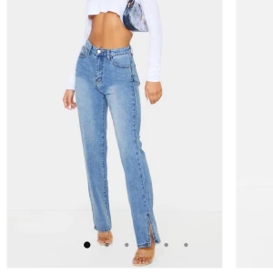 Straightleg jeans - Säljer dessa suuupersnygga HELT NYA!! jeansen då de inte passade min stil så bra:/ buda i kommentarerna. Lapparna är kvar (lånade bilder)