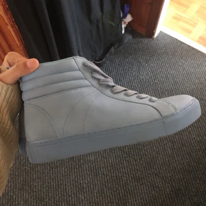 Sneakers  - Postar i ett XL blå så frakt är 105kr, ser ut som jordans i modellen 