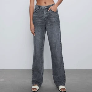 Jeans från zara  - Supersnygga jeans från zara som heter ”jeans z1975 med raka ben”. Frakt ingår ej. Om många är intresserade så blir det budgivning. Kan skicka egna bilder om så önskas. Budgivning avslutas torsdag 13/8 18.00