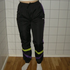 Nya vindbyxor från fila  - Helt nya vindbyxor från fila (lapp finns kvar). Dragsko i midjan. Storlek M men passar på S. Frakt ingår i priset 