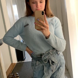 Blå fluffig tröja - strl S - Supergosig fluffig tröja från Forever 21 som jag köpte i Paris för kanske 2 år sedan. Säljer den pga att den är lite liten för mig då jag gillar oversized kläder. 