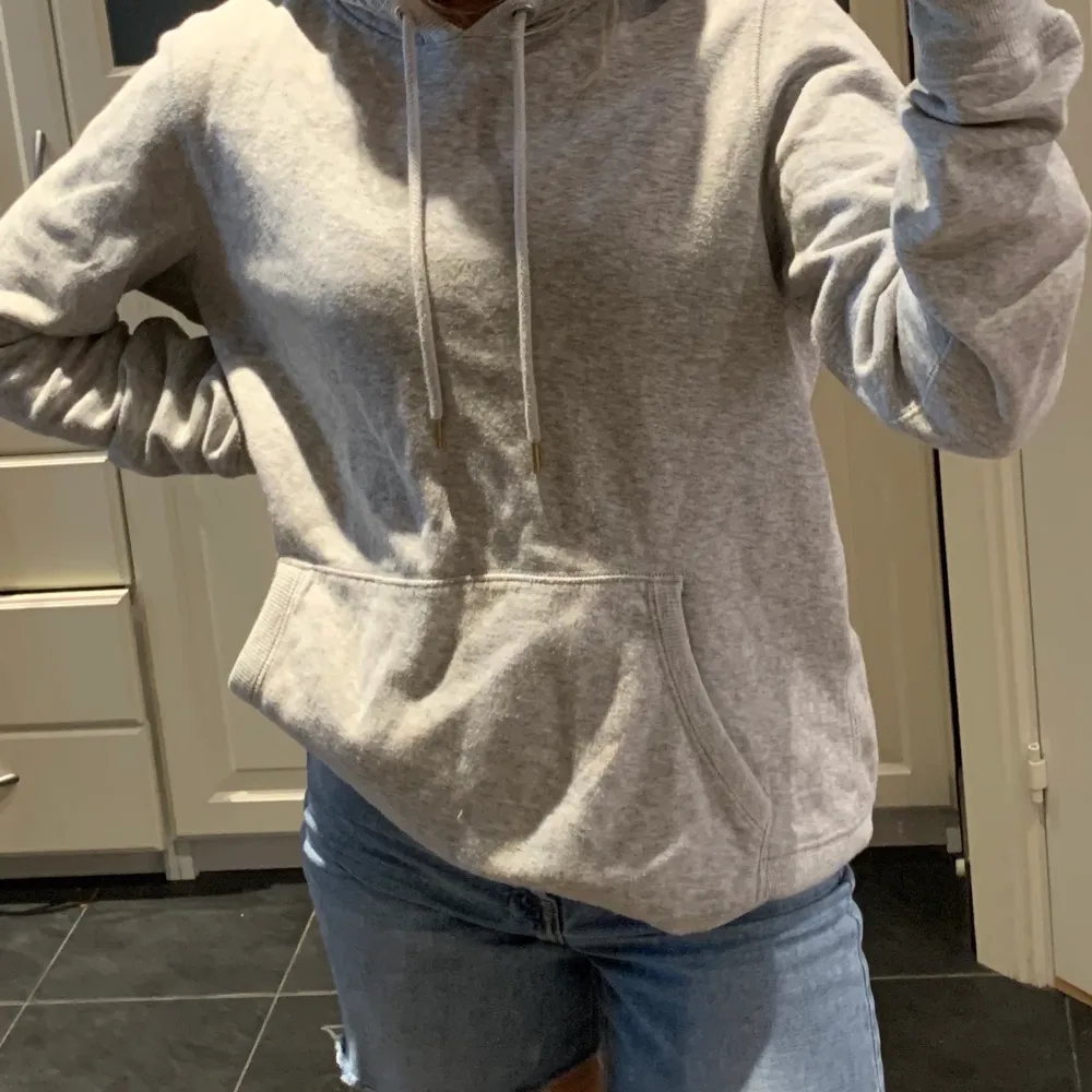 En mysig hoodie från H&M i väldigt gott skick. Passformen är lite liten i storleken. Skulle mer säga att storleken är en smal. Har används ett fåtal gånger. . Hoodies.