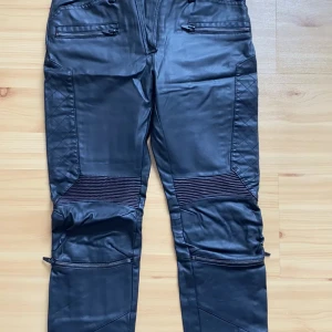 Läder /skinn byxor Nya fr Zara xs - Endast testade byxor ifrån Zara. Storlek xs 