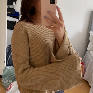 Stickad tröja nakd - Så snygg stickad tröja från Nakd, knappt använd därav inga noppror eller liknande. Perfekt beige färg och långa ärmar