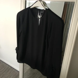Svart blus - Svart blus från Gina tricot i storlek 36 (S) med volanger längst ner på armarna och en knut. Otroligt fint, dock passar den inte mig längre. Använt några gånger och fortfarande väldigt bra skick. Frakt förekommer, men kan mötas i Göteborg. För fler frågor