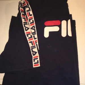 Fila T-shirt  - Fila t-shirt Stl L. Liten i passformen. Mörkblå färg 