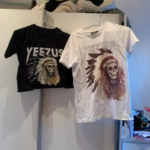 Yeezus Kanye West t-shirt - Bild 1 - Framsidan av tröjan. Bild 2- Baksidan av tröjan. Aldrig använda, har bara hängt i garderoben & tagit plats så säljs nu istället. Paket pris 169 kr. Storlek- obesitet (passar från xs-m)