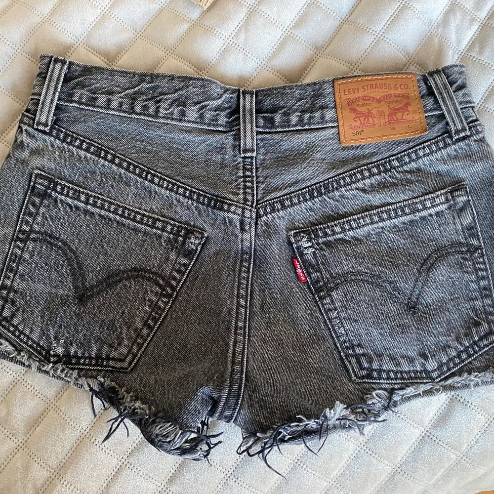 Snygga jeansshorts från Levis 501, grå-svart. W23.. Shorts.