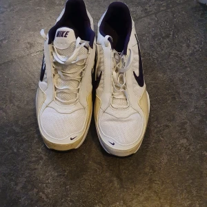 Nike skor  - Fina Nike skor nästan som nya. 