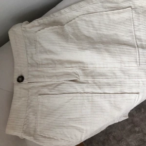 Manchester kjol - Benvit manchester kjol från h&m super fin. Pris är exkl frakt.