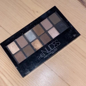 Ögonskuggspalett  - En ögonskuggspalett från mayebellin newyork 11 färger kvar.