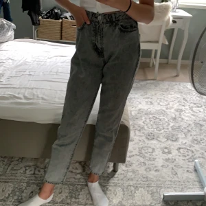 Gråa mom jeans från gina tricot - Ett par gråa högmidjade mom jeans ifrån gina tricot, ganska använda✨💗