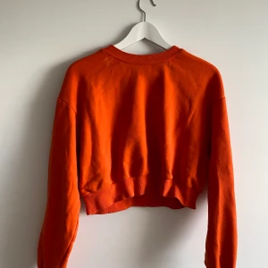 Orange cropped sweatshirt  - Den här tröjan köpte jag för 1 år sedan och älskade den! Nu passar den tyvärr inte mig. Tröjan är i mycket gott skick! Rekommenderar starkt. 