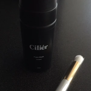 Fransrengöring  - Helt ny fransrengöring. Köptes på en salong i Tyresö för 230kr men kommer ej till användning. En helt ny borste följer med i priset. 150kr + 49 kr i frakt.